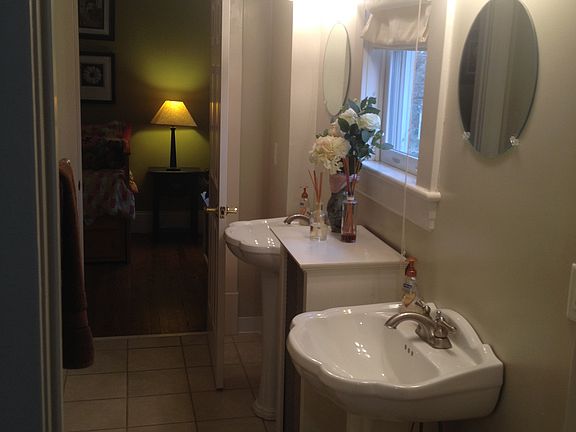 Shared Jack/Jill bath