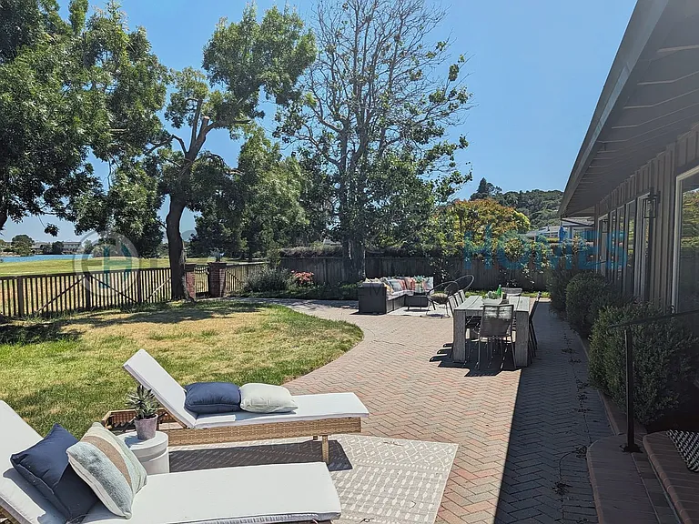 136 Peacock Dr — Photo 18