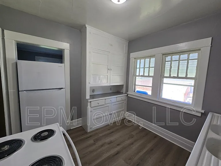 506 Fowler St — Photo 3