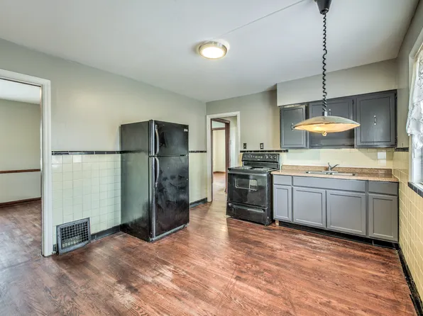 7 Saint Margaret Ct, Florissant, MO 63031