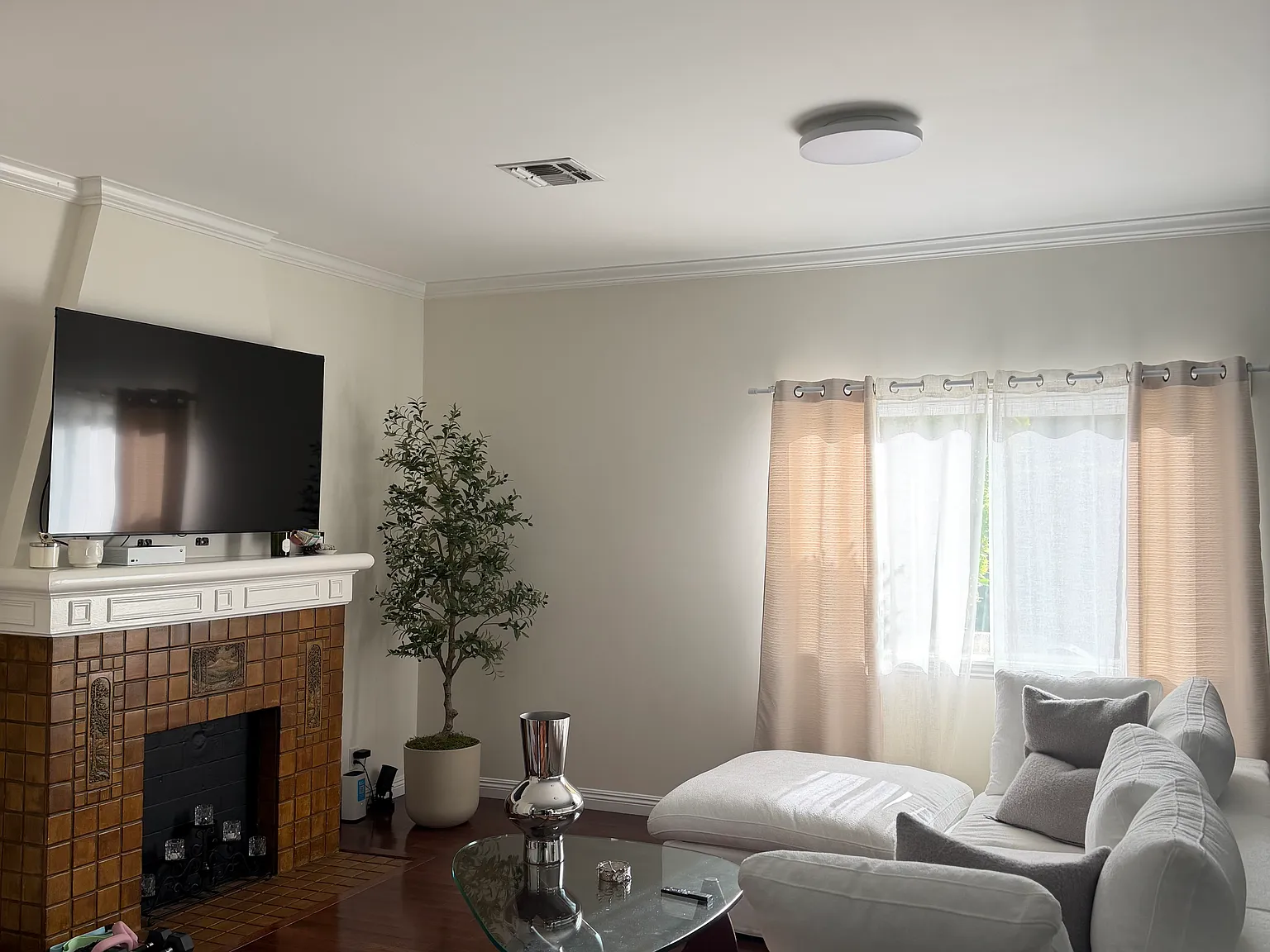 2 bed, 950 sqft, $4,400 — Photo 3