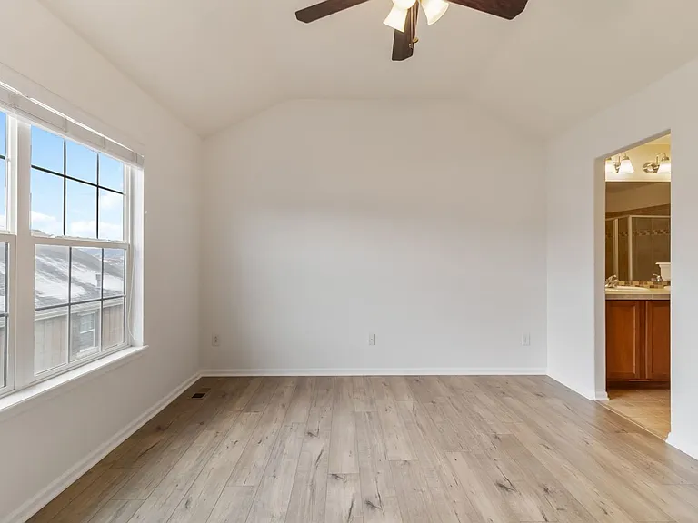 727 Crooked Y Point — Photo 8