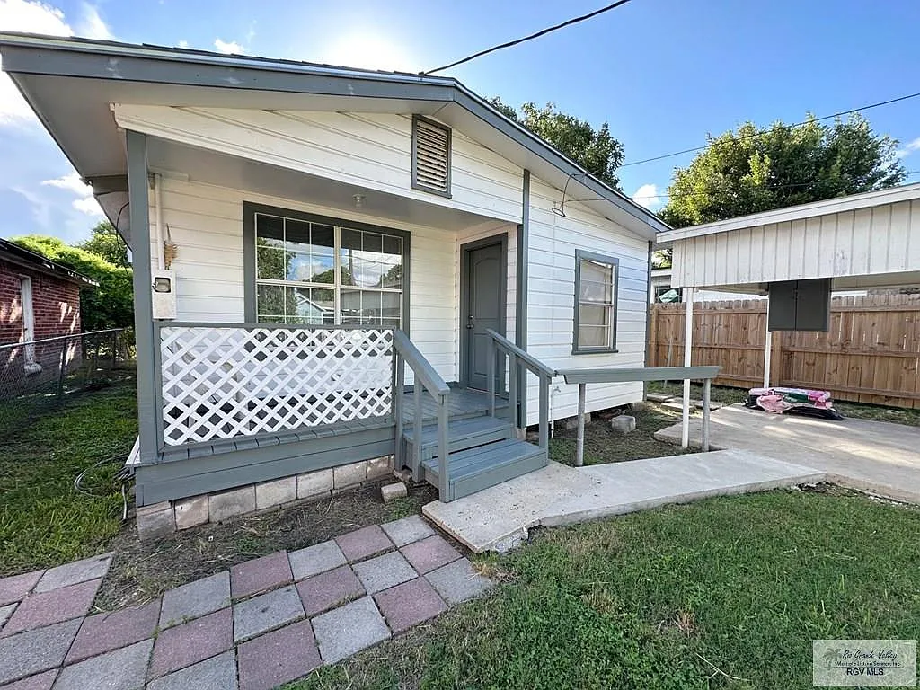 4 bed, 1.5 bath, 996 sqft, $1,100 — Photo 2