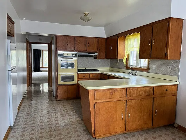 3 bed, 915 sqft, $1,300 — Photo 3