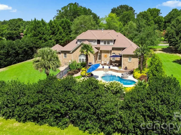 1001 Heritage Acres Dr, Matthews, NC 28104