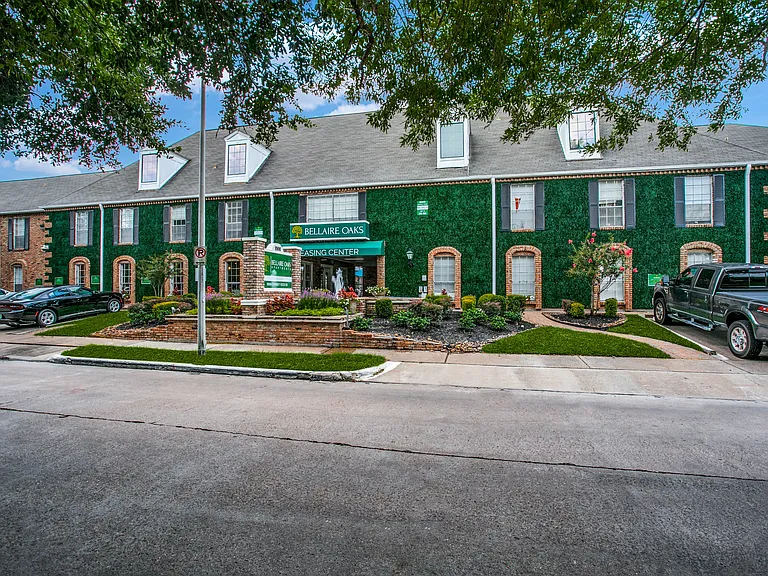 Bellaire Oaks Apartments — Photo 49