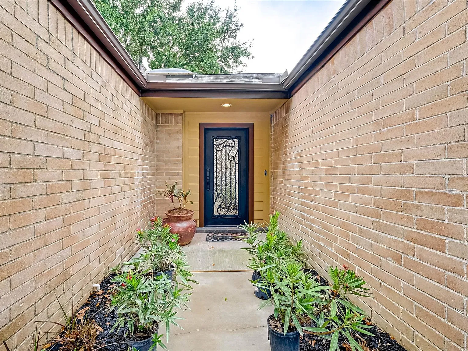 3 bed, 2.0 bath, 2218 sqft, $3,000 — Photo 4