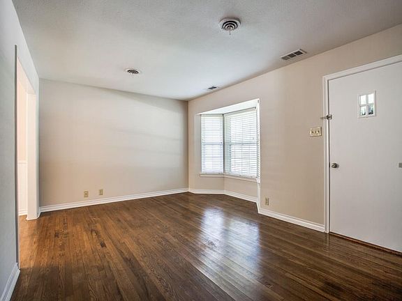 4th image of 206 S Weatherred Dr