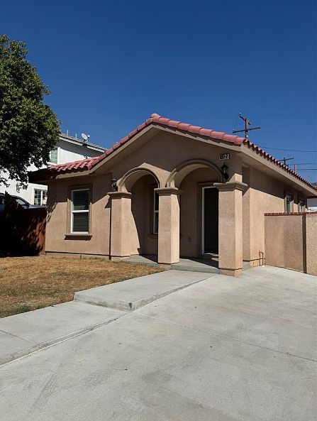 1st image of 1410 Yucca Dr #2