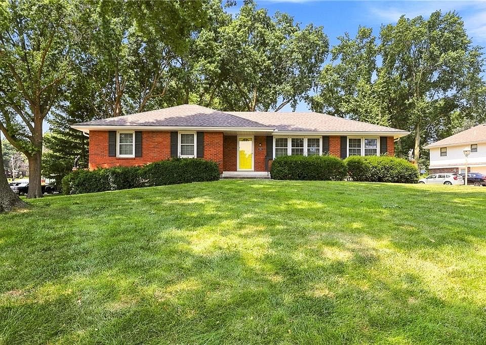 1st image of 1701 NW Willow Cir