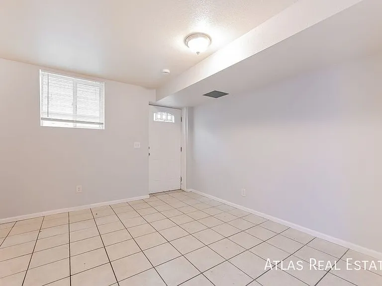 1861 W Mosier Pl #B — Photo 8