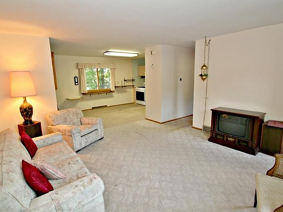 4th image of 1328 Balsam Pl
