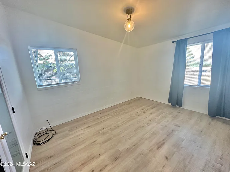 227 S Avenue B — Photo 17