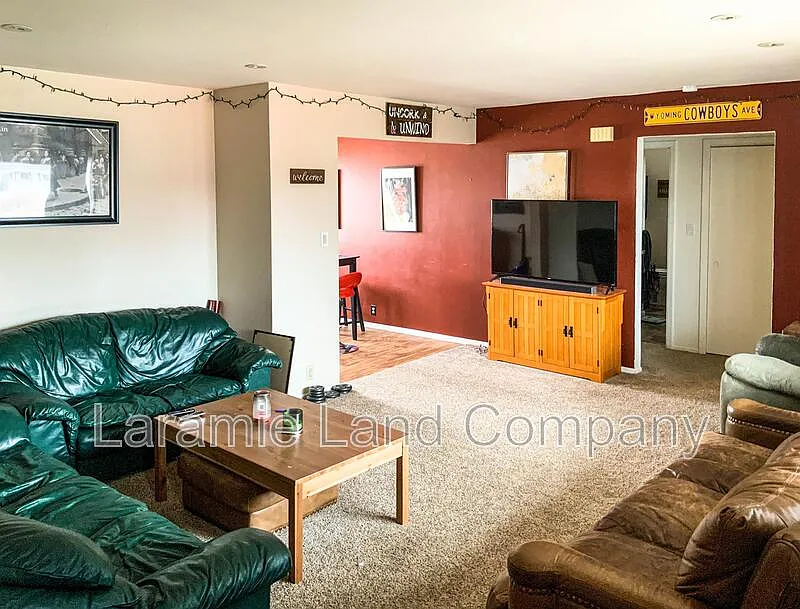 4 bed, 2.0 bath, 2028 sqft, $2,050 — Photo 3