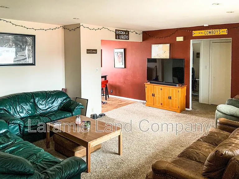 1011 W Curtis St — Photo 3