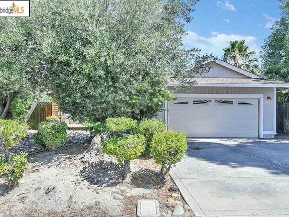 3rd image of 816 Donham Ct