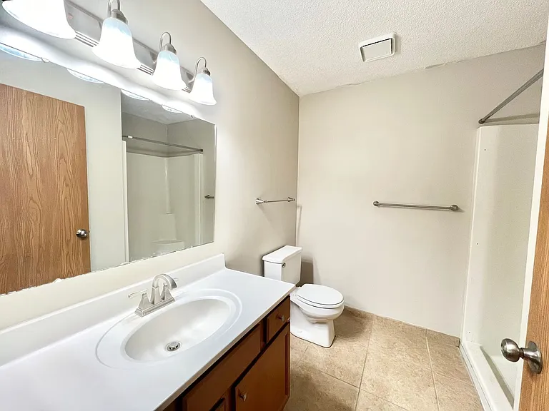 Oakridge Apartments — Photo 22