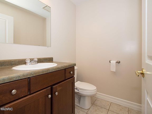 5th image of 108 Clubhouse Dr #3