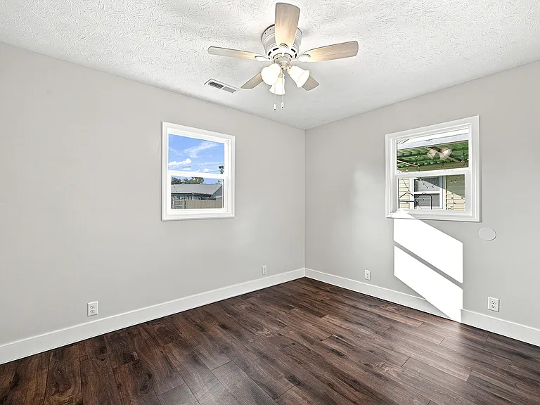 2118 Ulen Ln — Photo 9
