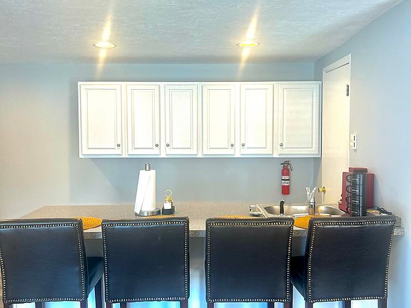 3rd image of 240 Steinwehr Ave #R