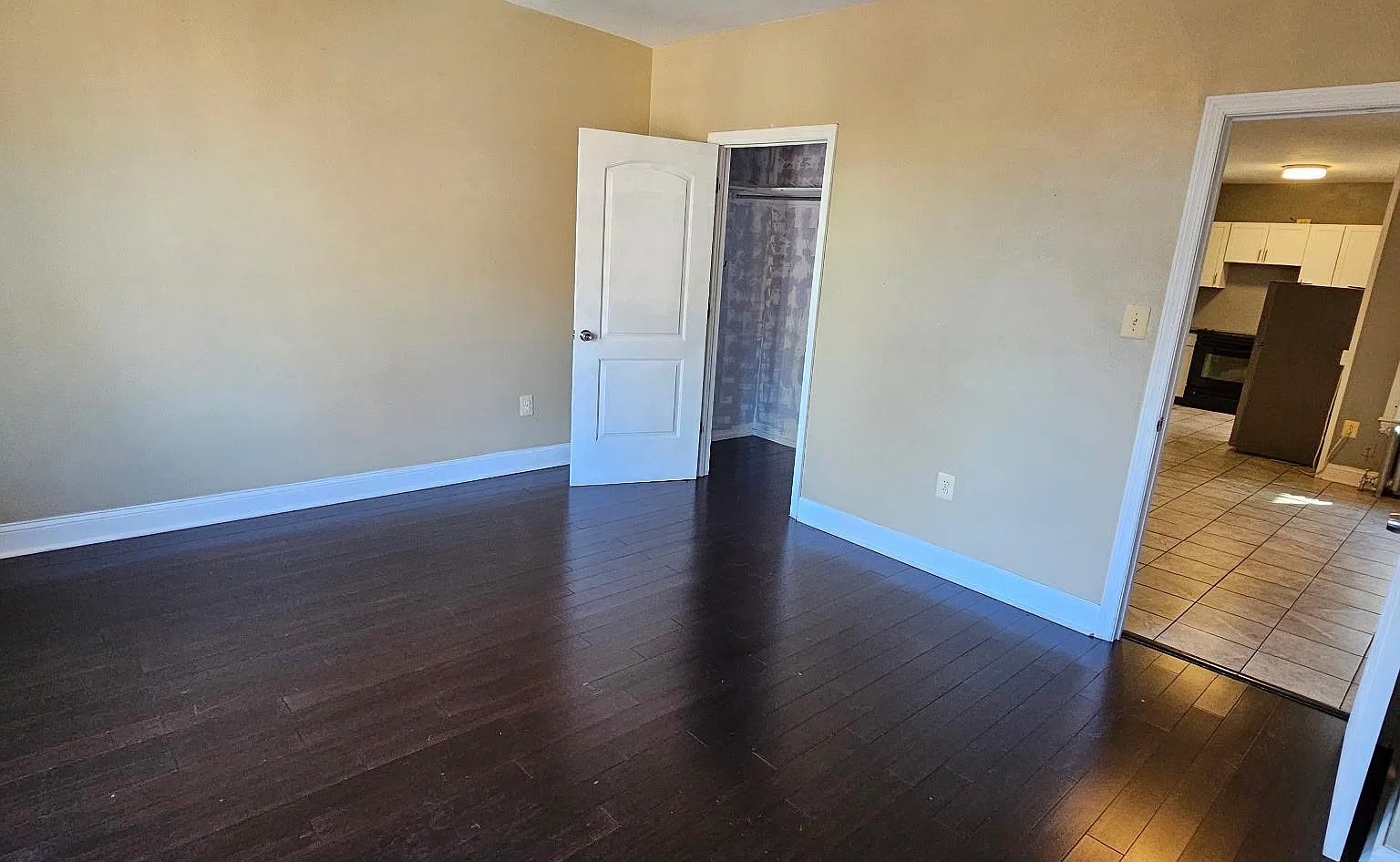2 bed, 1.0 bath, 2475 sqft, $1,450 — Photo 2