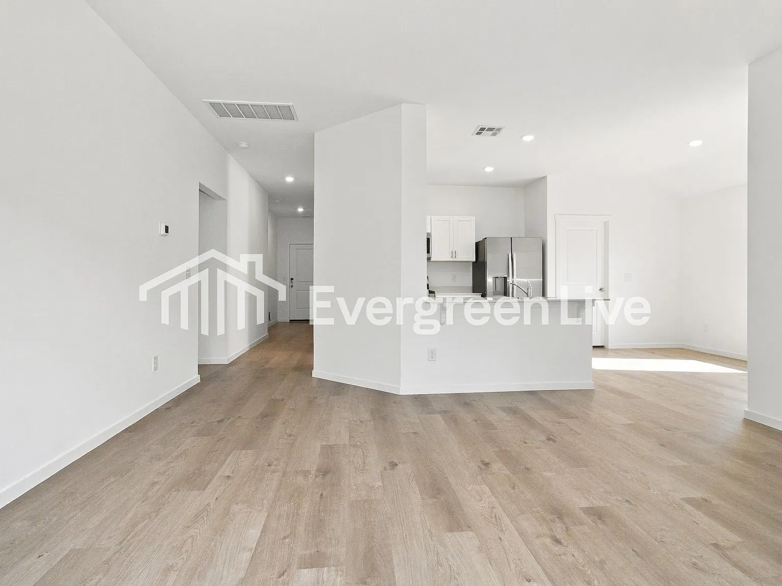 3 bed, 2.0 bath, 1355 sqft, $1,420 — Photo 2