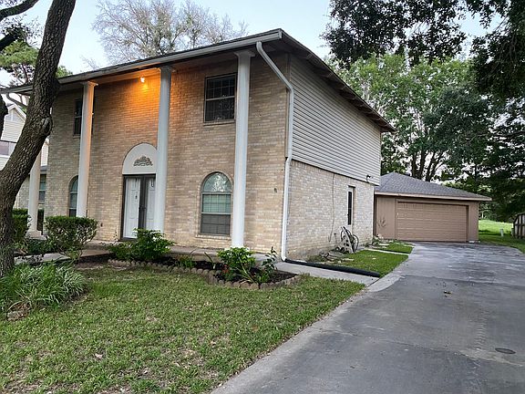 2nd image of 212 Palm Aire Dr