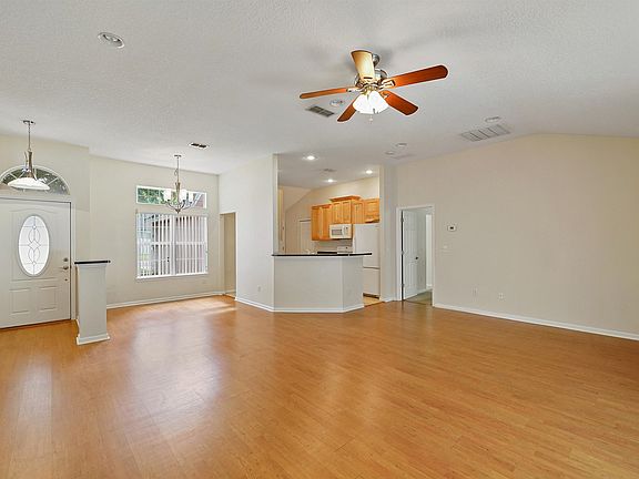 4th image of 2826 Coachman Lakes Dr