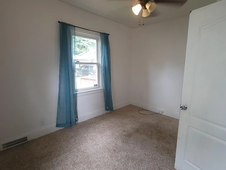1401 Grant St — Photo 12