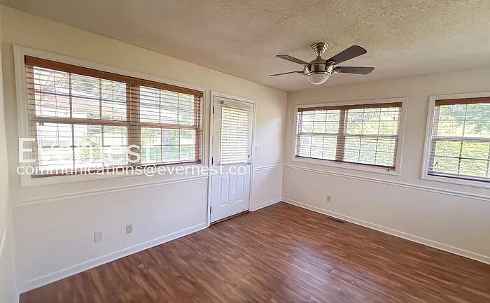 1407 Cloverdale Cir — Photo 7