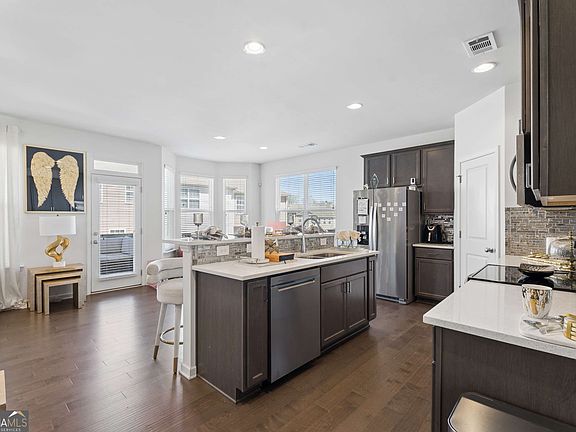 3rd image of 817 Regal Ln SW