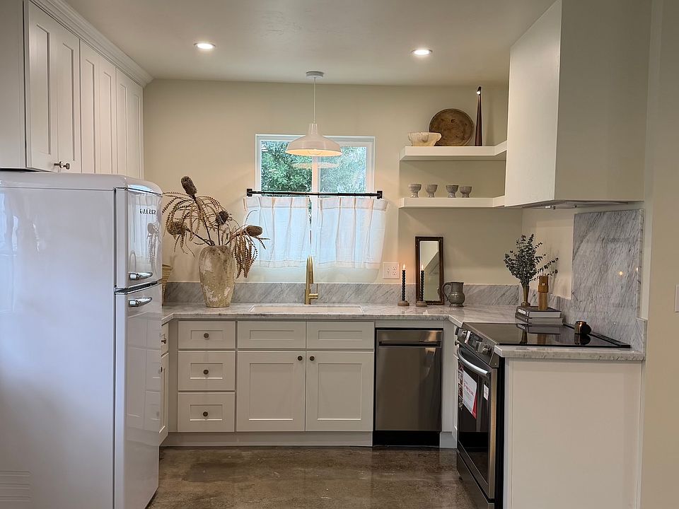 1st image of 630 E Cambridge Ave #630