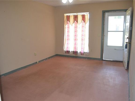 4th image of 709 Harmon Cir