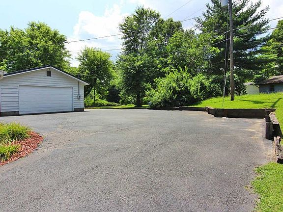 4th image of 2509 Singing Hills Dr