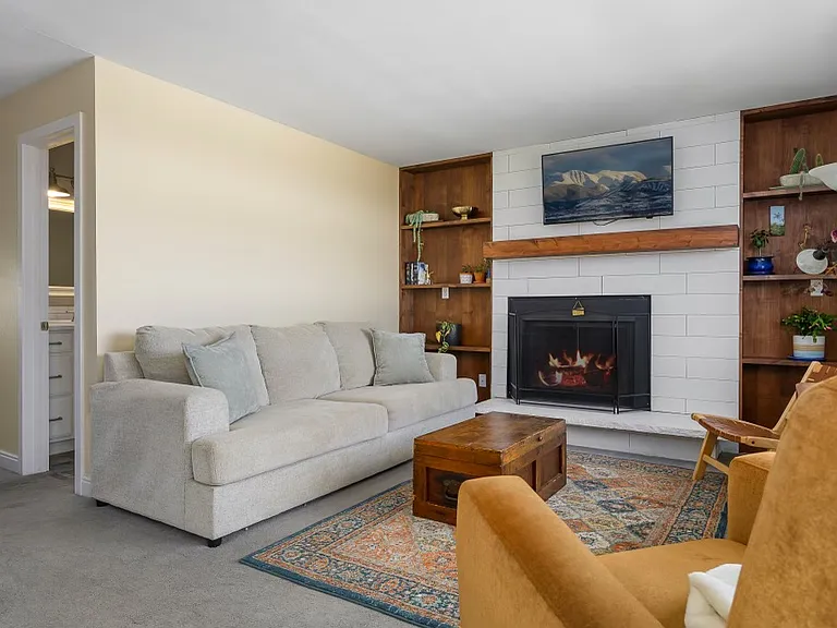 110 Carriage Rd #8 — Photo 2