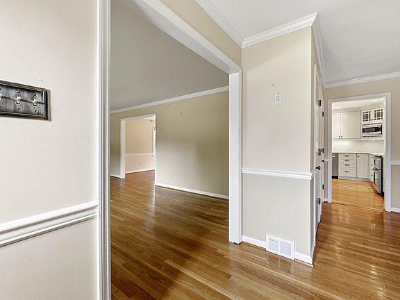 4th image of 3433 Lansdowne Dr