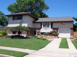 19 Oregon St, Deer Park, NY 11729