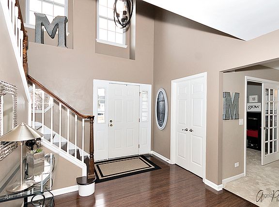 3rd image of 572 Waterford Dr