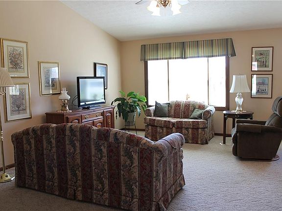 5th image of 284 Woodlawn Dr