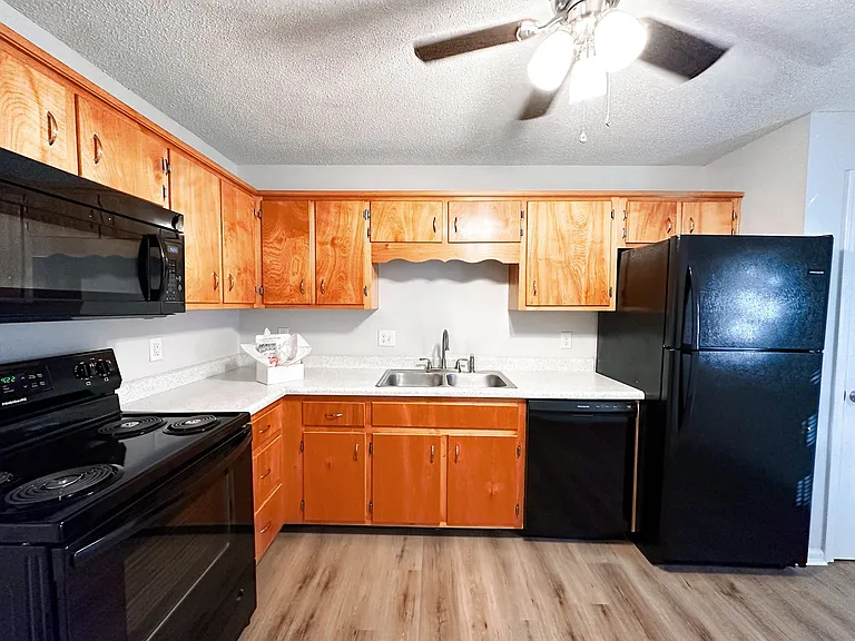 470 Martha Ln #H — Photo 10