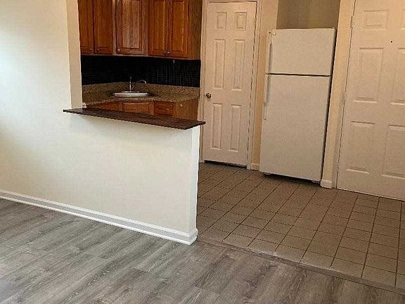 4th image of 14 Bayville Ave APT 7