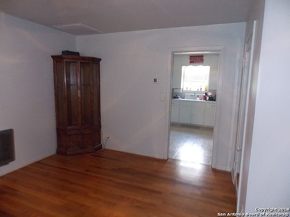 5th image of 310 N Veramendi Ave