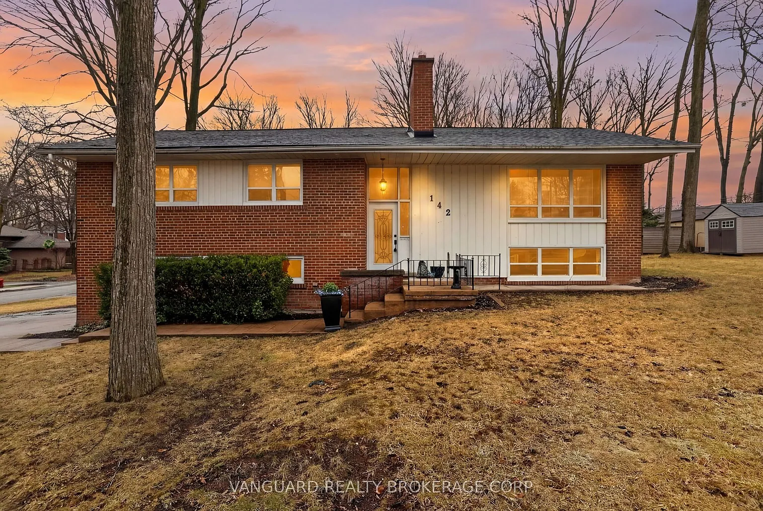 142 Beechwood Cres photo 1