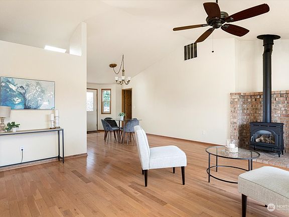 3rd image of 542 NW Lateen Street