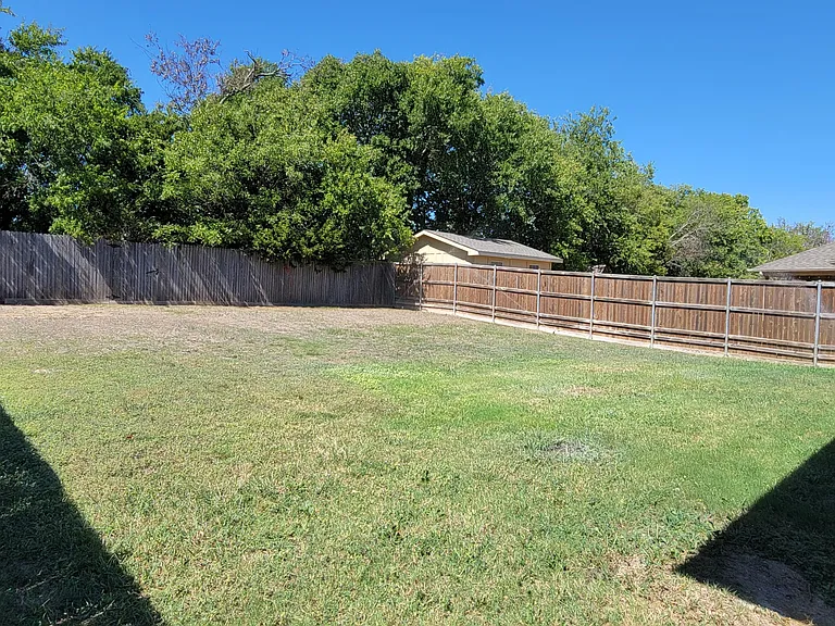 806 Bens Dr — Photo 16