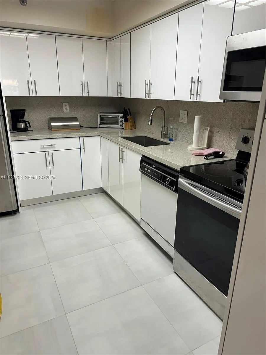 Building Photo - 3600 Mystic Pointe Dr #208