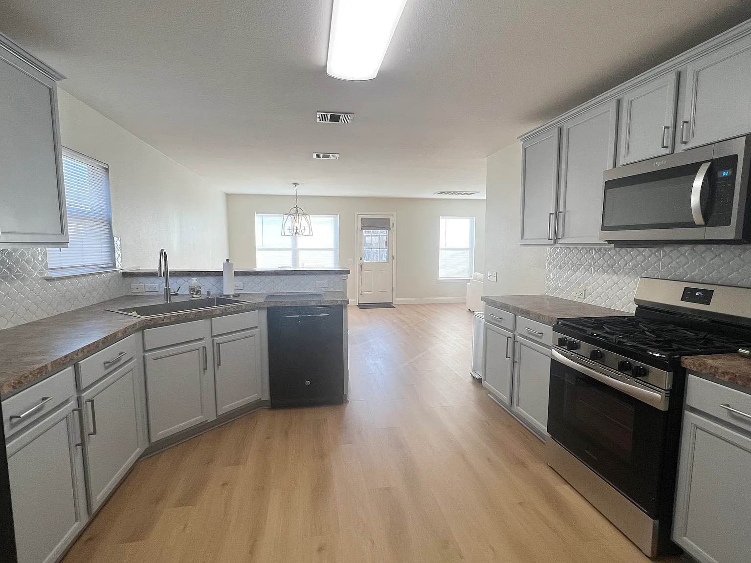 4 bed, 2.5 bath, 2402 sqft, $775 — Photo 4