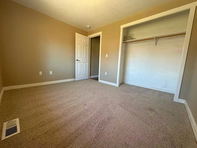 4063 Alameda Ave NE — Photo 16