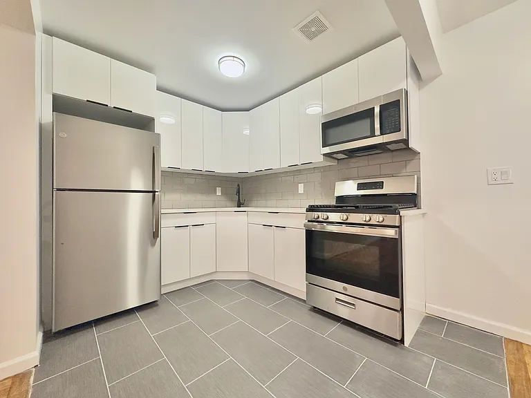 75 Cooper St #B — Photo 2