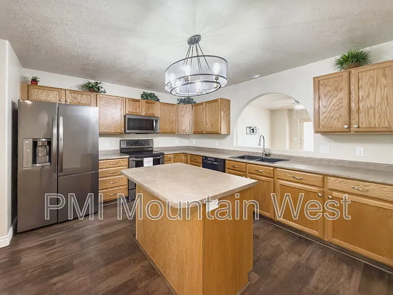 4 bed, 2.0 bath, 1794 sqft, $2,850 — Photo 3